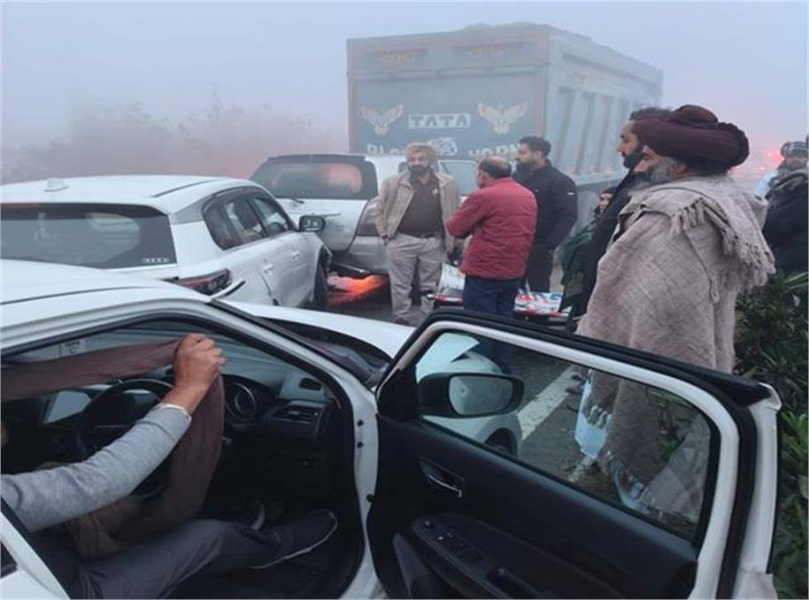 जालंधर में कोहरे के कारण भीषण हादसा : नेशनल हाईवे पर टकराई 5 गाड़ियां, देखें Video