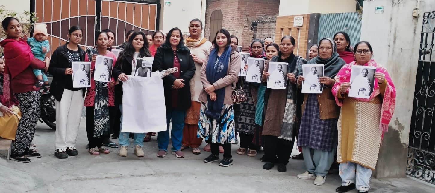 ਮਨਰੇਗਾ ਸਕੀਮ ਤਹਿਤ ਫੰਡ ਕਟੌਤੀ ਦੇ ਵਿਰੁੱਧ ਜ਼ਿਲਾ ਮਹਿਲਾ ਕਾਂਗਰਸ ਜਲੰਧਰ ਸ਼ਹਿਰੀ ਵੱਲੋਂ ਪੰਜਾਬ ਸਰਕਾਰ ਖ਼ਿਲਾਫ਼ ਪੁਤਲਾ ਫੂਕਿਆ ਪ੍ਰਦਰਸ਼ਨ ਕੀਤਾ ਗਿਆ ।