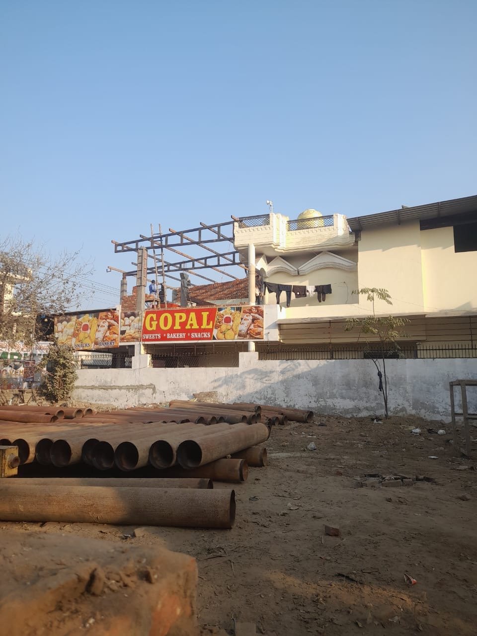 ਆਰਿਆ ਨਗਰ ਸ਼ਹੀਦ ਬਾਬੂ ਲਾਭ ਸਿੰਘ ਨਗਰ ਨਹਿਰ ਉੱਪਰ  ਹਲਵਾਈ ਦੀ ਦੁਕਾਨ ਉੱਤੇ ਹੋ ਰਹੀ ਹੈ ਨਾਜਾਇਜ਼ ਉਸਾਰੀ ।