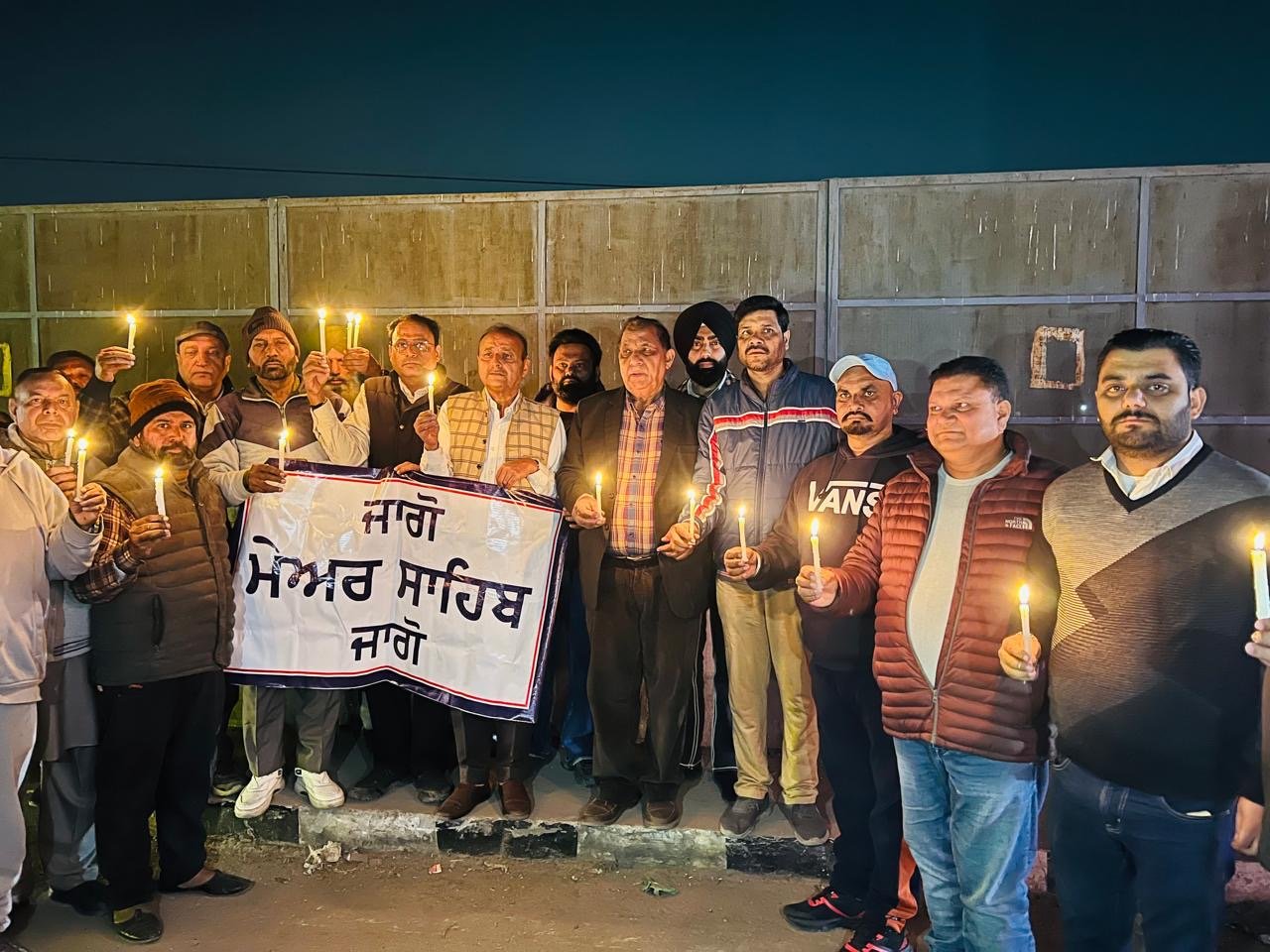 ਸਾਬਕਾ ਵਿਧਾਇਕ ਰਾਜਿੰਦਰ ਬੇਰੀ ਨੇ ਨਗਰ ਨਿਗਮ ਸ਼ਹਿਰ ਦੀਆਂ ਬੰਦ ਸਟ੍ਰੀਟ ਲਾਈਟਾਂ ਮੋਮਬੱਤੀਆਂ ਜਗਾ ਕੇ "ਜਾਗੋ ਮੇਅਰ ਸਾਹਿਬ ਜਾਗੋ" ਦੇ ਬੈਨਰ ਲੈ ਕੇ ਪ੍ਰਦਰਸ਼ਨ ਕੀਤਾ ।