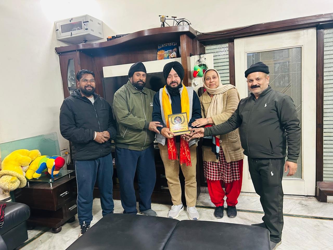 ਸਰਦਾਰ ਕਰਤਾਰ ਸਿੰਘ ਬਿੱਲਾ ਠੇਕੇਦਾਰ ਨੂੰ ਜਗਰਾਤੇ ਮੌਕੇ ਤੇ ਸਨਮਾਨਿਤ ਕੀਤਾ ਗਿਆ । 