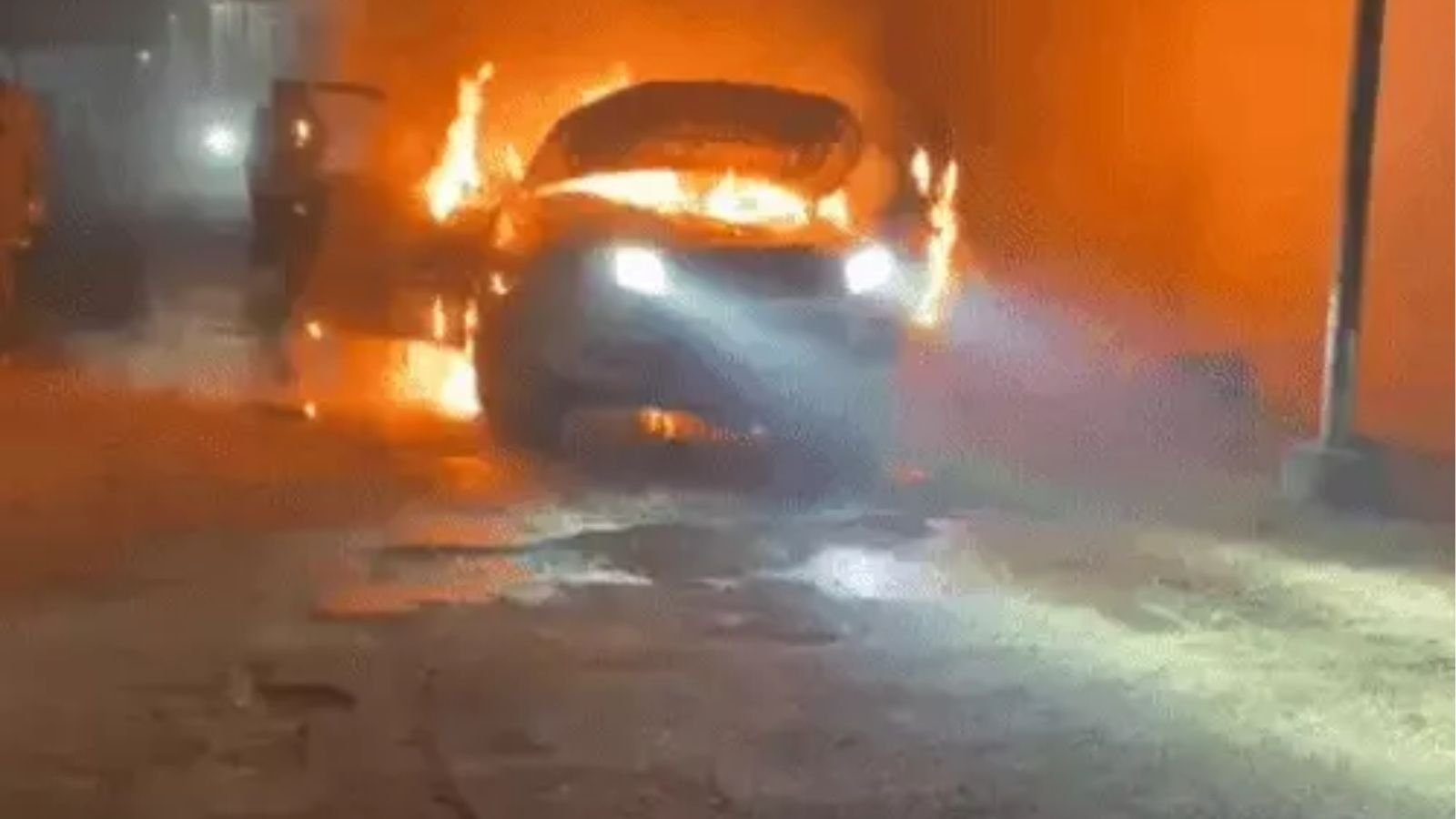 लुधियाना में कार में अचानक लगी भीषण आग, बाल-बाल बचे तीन लोग