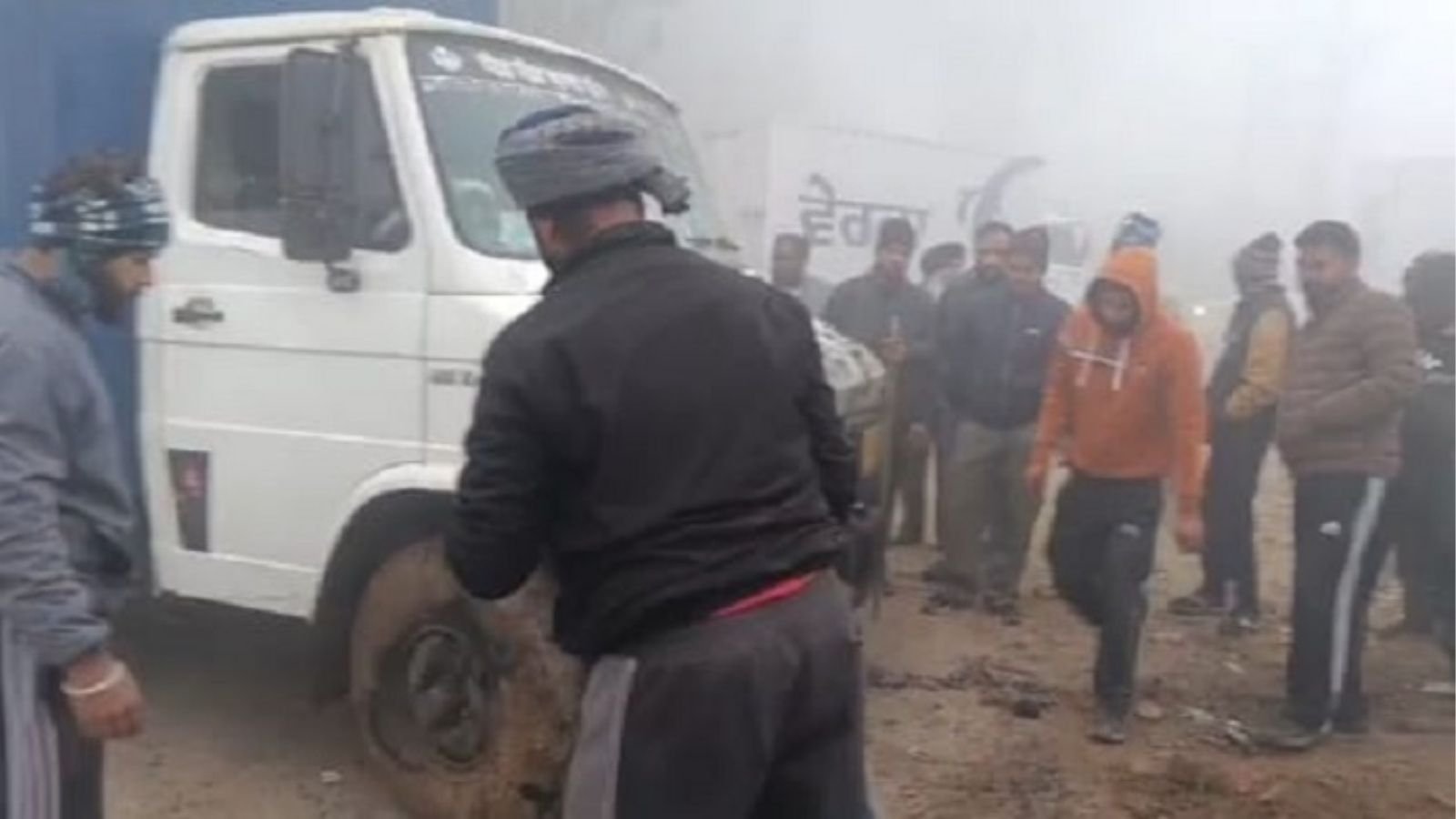 जालंधर में सुबह-सुबह बड़ा हादसा, आपस में भिड़े दो टिप्पर, फिर सड़क पर पलटे, देखें Video