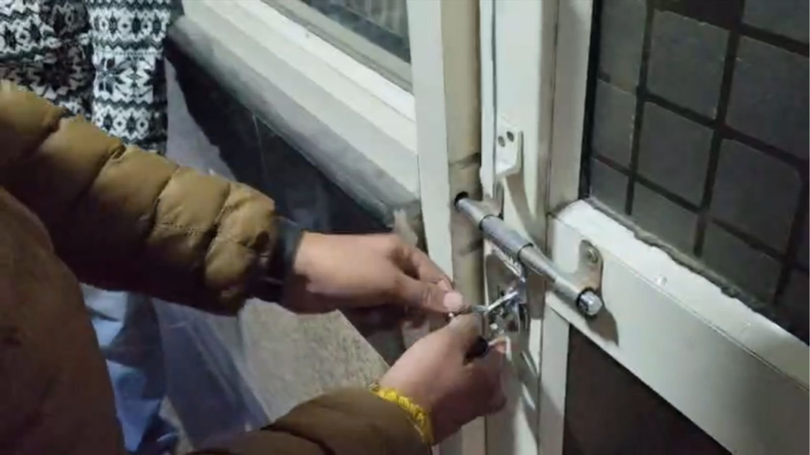 जालंधर नगर निगम की लापरवाही उजागर, लिफ्ट में फंसे दिव्यांग और हार्ट पेशेंट, वर्करों ने अधिकारियों के रूम को लगाया ताला, देखें Video