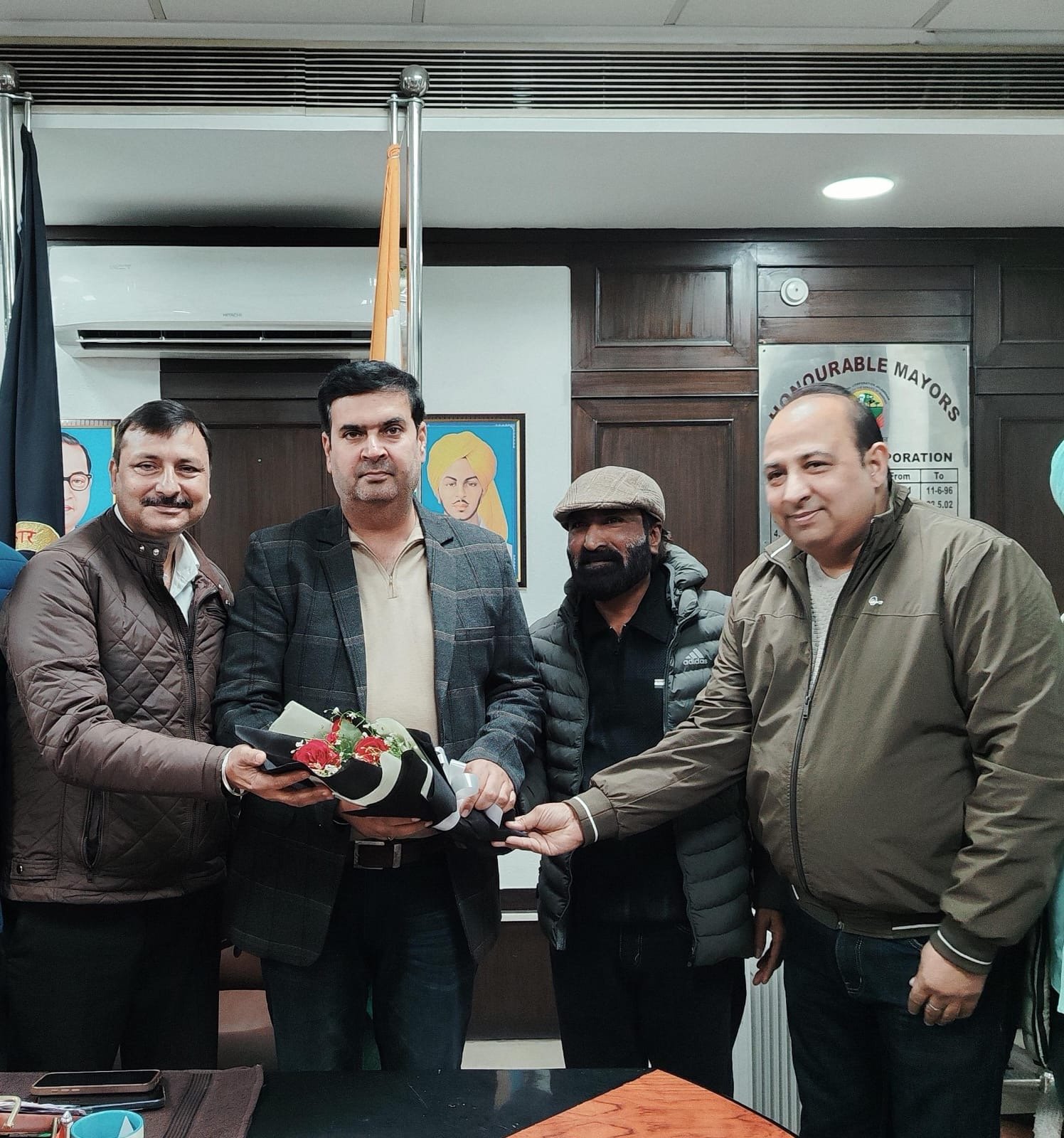 ਸਤਪਾਲ ਗਿੱਲ  ਨੇ ਮੇਅਰ ਵਨੀਤ ਧੀਰ ਹੋਣਾਂ ਨੂੰ ਫੁੱਲਾਂ ਦਾ ਗੁਲਦਸਤਾ ਦੇ ਕੇ ਨਵੇਂ ਸਾਲ ਦਾ ਸਵਾਗਤ ਕੀਤਾ ਗਿਆ ।