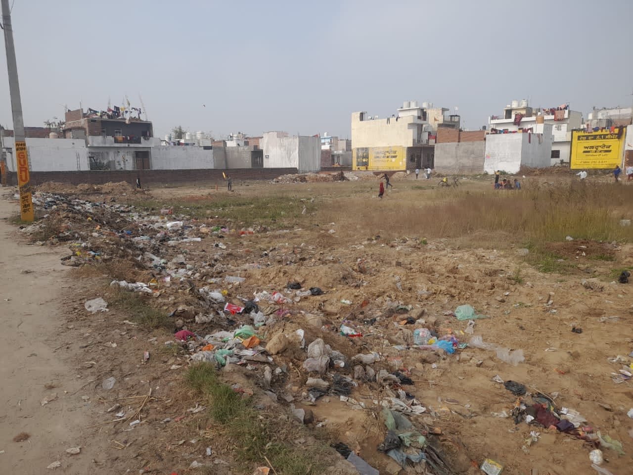 ਗੌਤਮ ਨਗਰ ਵਿਖੇ ਕਾਲੋਨਾਈਜ਼ਰ ਵਲੋਂ ਨਜਾਇਜ਼ ਕਲੋਨੀ ਛੋਟੀ ਜਿਹੀ ਸੜਕ ਪਾ ਕੇ ਪਲਾਟਿੰਗ ਕਰਕੇ ਕੱਟੀ ਜਾ ਰਹੀ ਹੈ ।