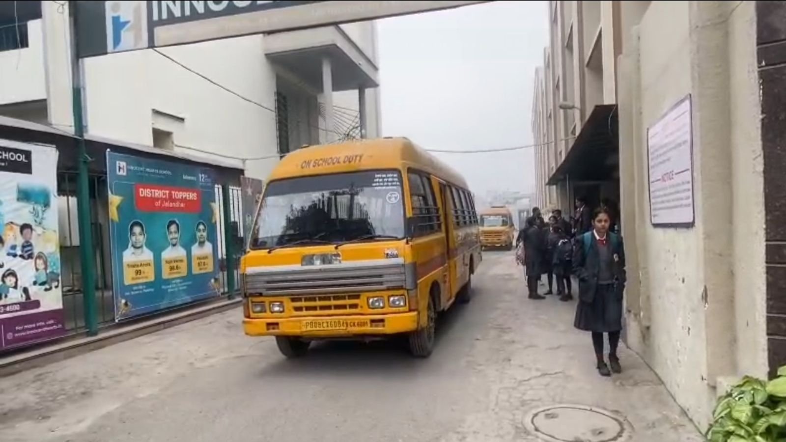 पंजाब में ठंड का कहर जारी, जालंधर में काफी कम संख्या में दिखे स्कूली छात्र