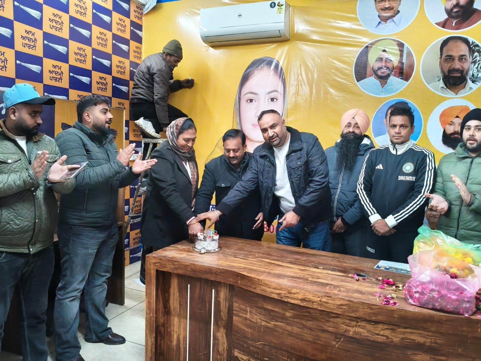 ਸੀਨੀਅਰ ਪੱਤਰਕਾਰ ਨਰਿੰਦਰ ਗੁਪਤਾ ਦਾ ਮੈਡਮ ਰਾਜਵਿੰਦਰ ਕੌਰ ਥਿਆੜਾ ਨੇ ਕੇਕ ਕਟਵਾ ਕੇ ਜਨਮਦਿਨ ਮਨਾਇਆ ।