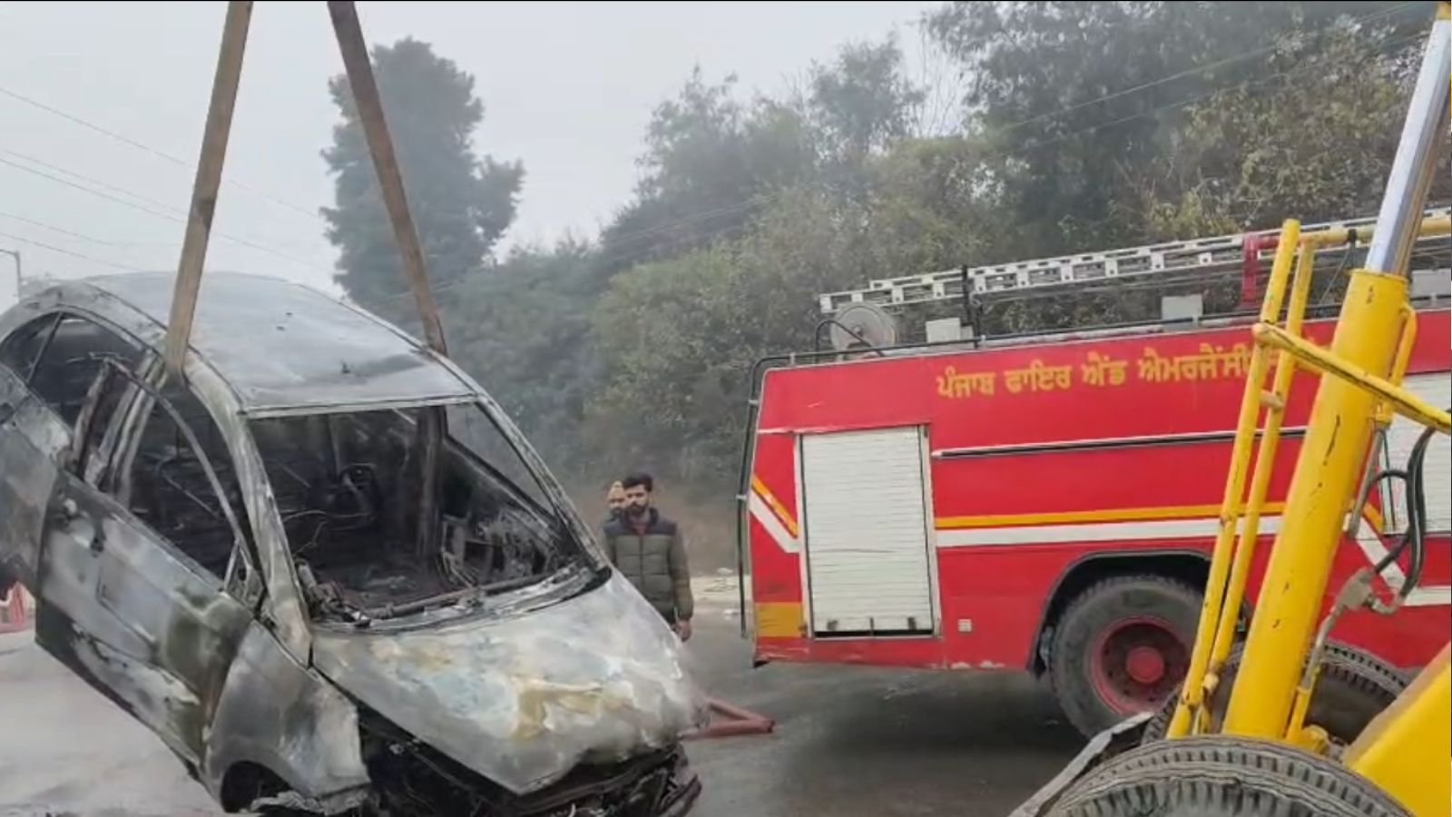 जालंधर नेशनल हाईवे पर चलती कार बनी आग का गोला, बाल-बाल बची युवक की जान; देखें Video