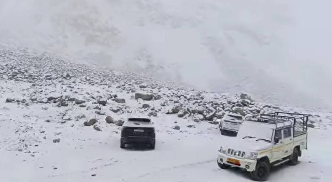 हिमाचल प्रदेश में बदला मौसम, लाहौल-कुल्लू की ऊंची चोटियों पर ताजा बर्फबारी 