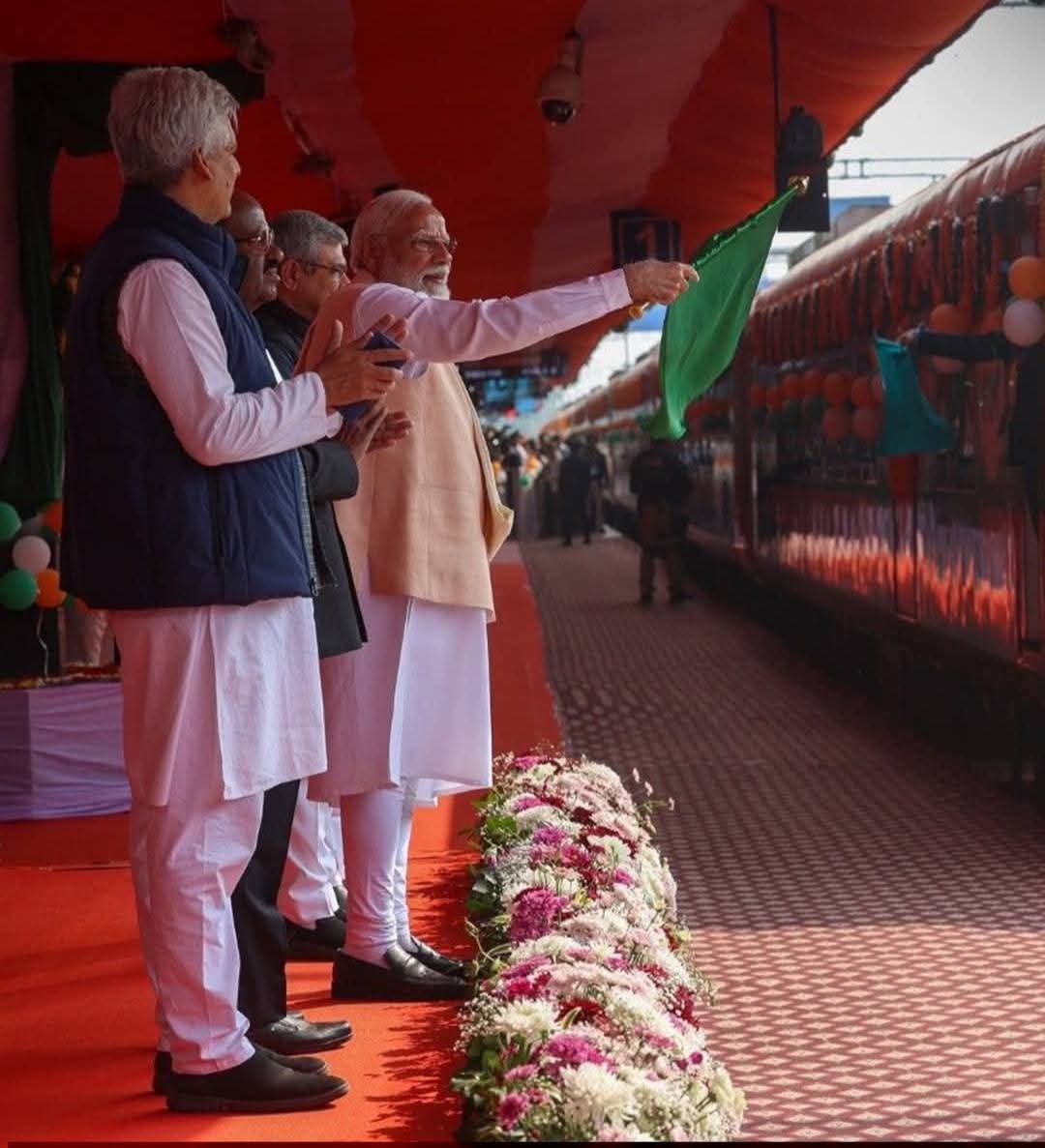 प्रधानमंत्री नरेंद्र मोदी ने मालदा रेलवे स्टेशन से पहली वंदे भारत स्लीपर ट्रेन को हरी झंडी दिखाई।