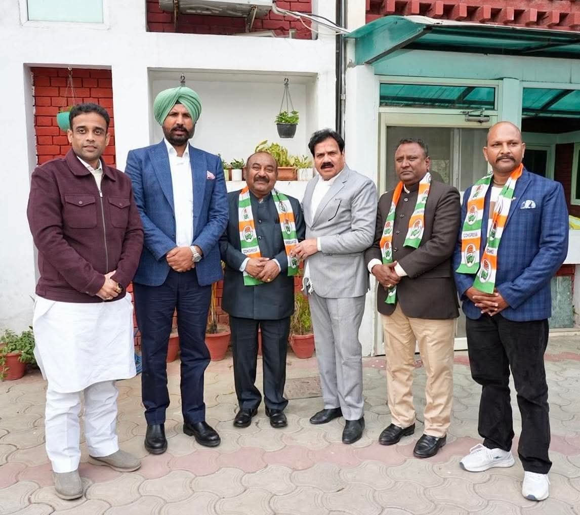 ਸਾਥੀਆਂ ਸਮੇਤ ਕਾਂਗਰਸ ਪਰਿਵਾਰ ਵਿੱਚ ਘਰ ਵਾਪਸੀ ਕੀਤੀ। ਰਾਜਕੁਮਾਰ ਵੇਰਕਾ 