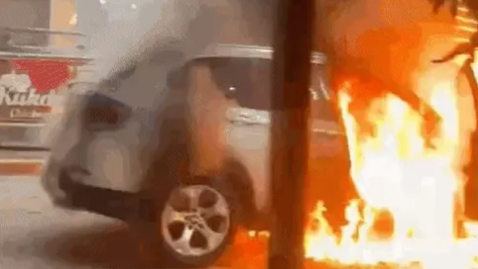 50 लाख की BMW धू-धू कर जली, बोनट से उठते धुएं ने बचाई दो जानें; देखें Video