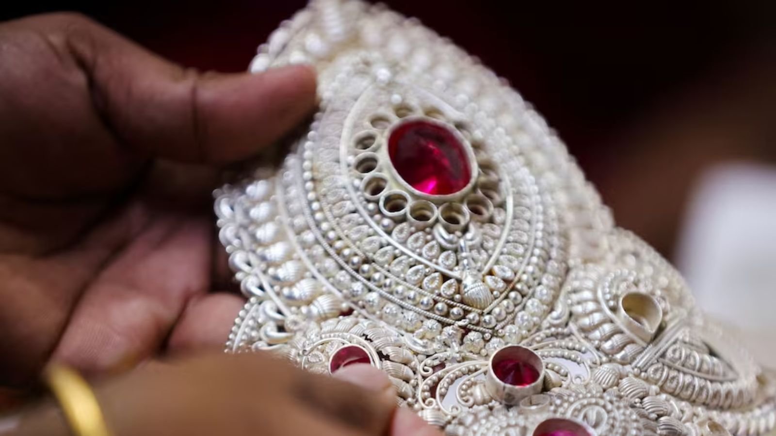 चांदी ने तोड़ा हर रिकॉर्ड, कीमतों में ऐतिहासिक तेजी