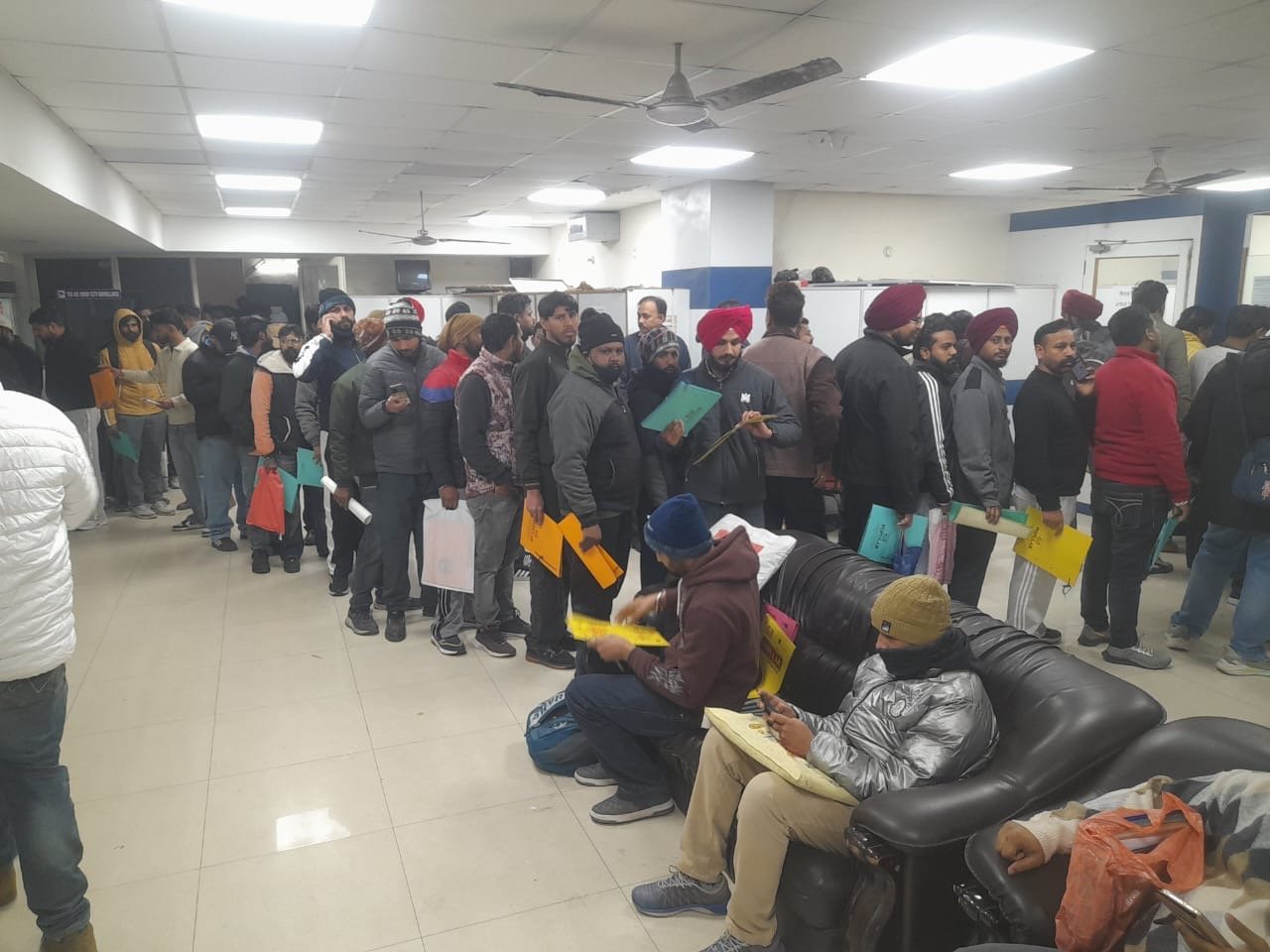 ਨਗਰ ਨਿਗਮ ਜਲੰਧਰ ਨਗਰ ਨਿਗਮ ਵਿੱਚ ਭਰਤੀ ਵਾਸਤੇ ਭਰਤੀ ਲਈ ਫਾਰਮ ਭਰਨ ਲਈ ਭਾਰੀ ਗਿਣਤੀ ਵਿੱਚ ਪਹੁੰਚੇ ਲੋਕ । 