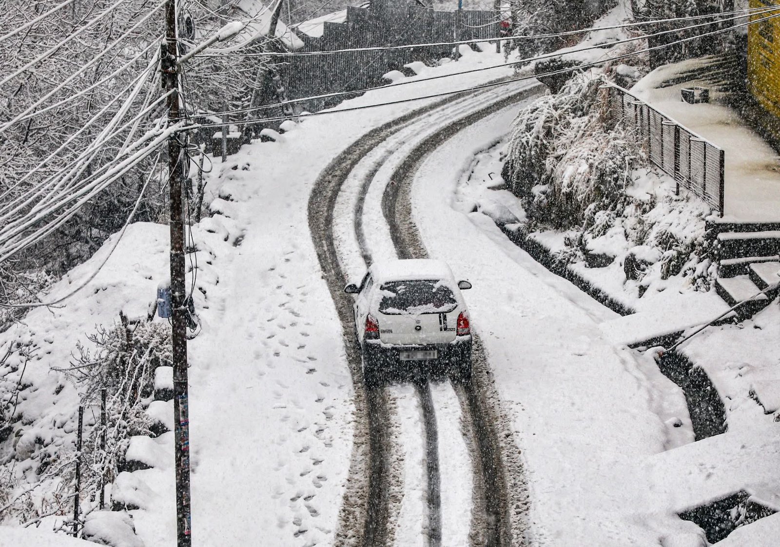 ❄️ प्रदेश वासियों को 2026 की पहली बर्फबारी की हार्दिक शुभकामनाएं ❄️ सफेद चादर में लिपटी पहाड़ियाँ, ठंडी हवा और दिलों में नई उमंग—यह बर्फ खुशियाँ, सुकून और समृद्धि लेकर आए। ☃️✨