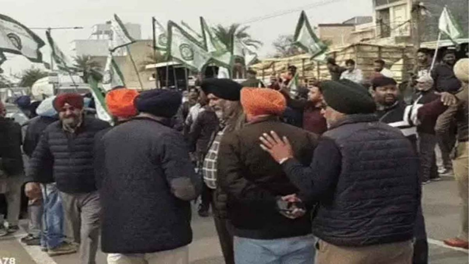 जालंधर में किसानों ने लगाया धरना, पुलिस ने हाईवे जाम करने से रोका, Video