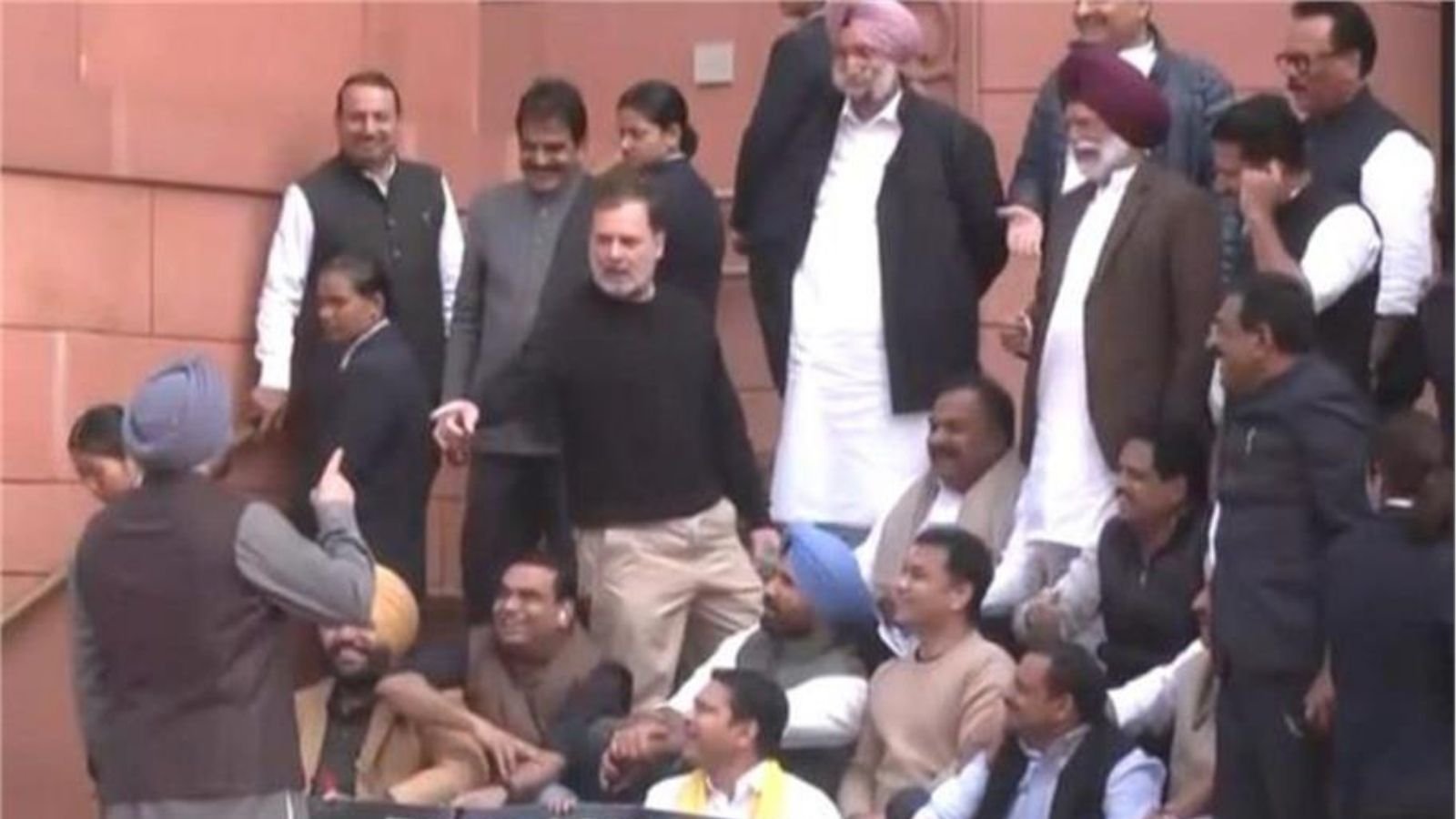 राहुल गांधी ने रवनीत बिट्टू को कहा धोखेबाज, तो केंद्रीय मंत्री ने दे दिया 'देश का दुश्मन' होने का तमगा