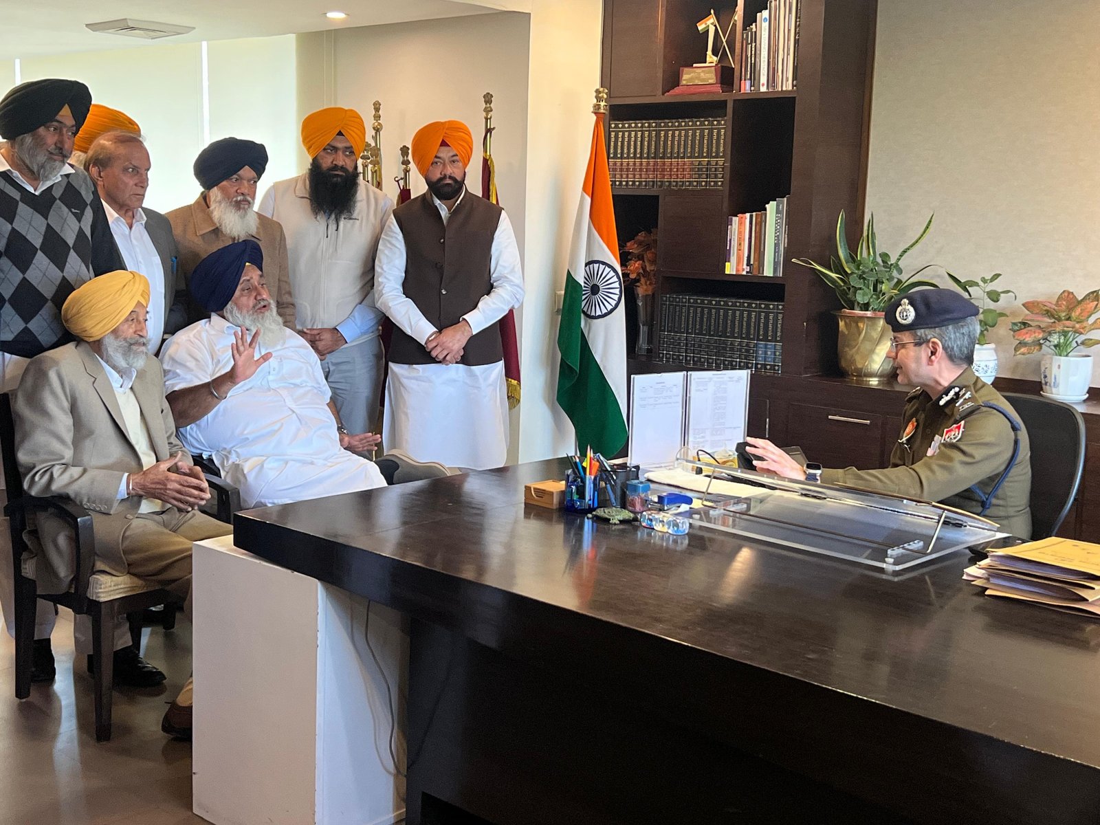 DGP ऑफिस पहुंचे सुखबीर बादल, कहा दर्ज करो मेरे पर केस 