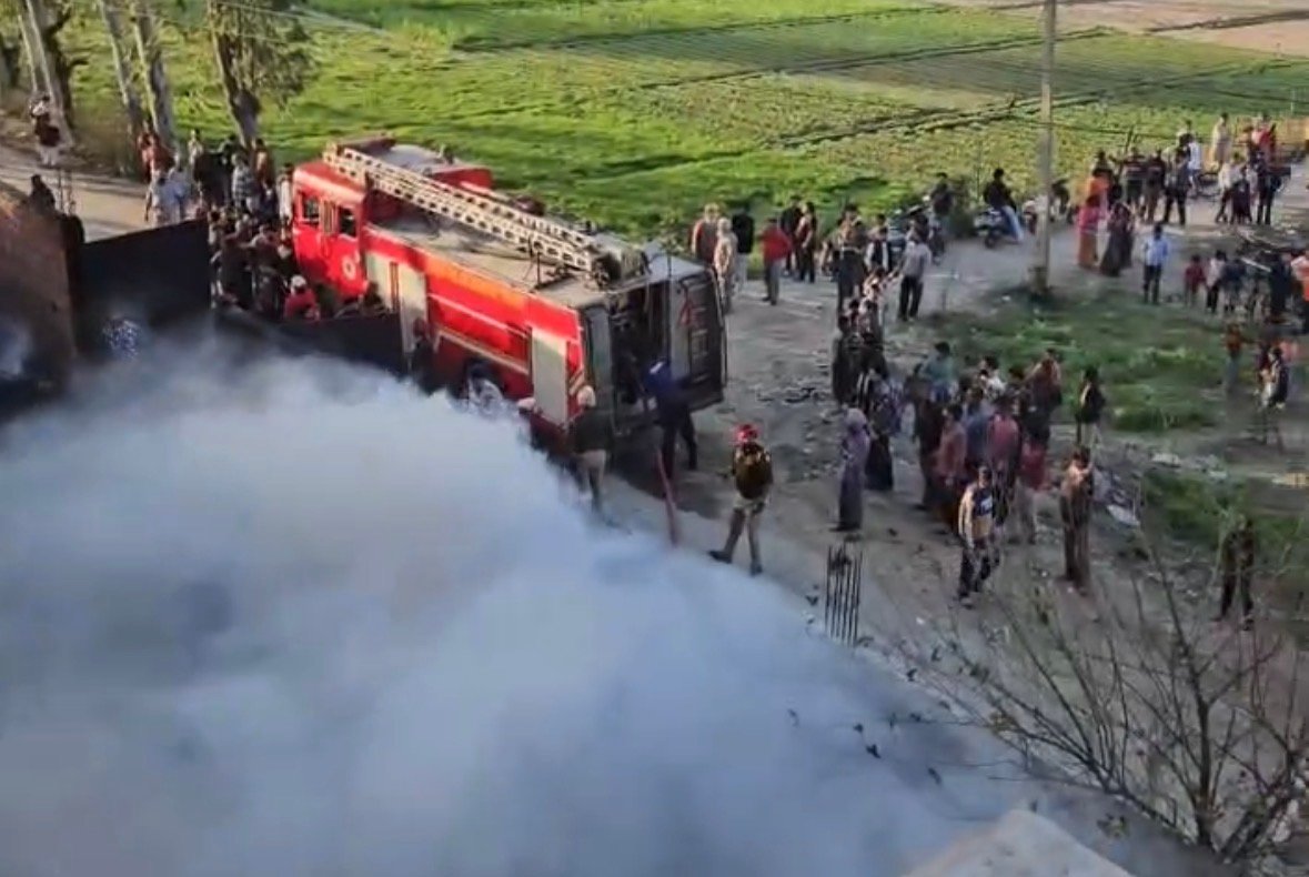 Breaking : जालंधर के नाहल गांव में स्क्रैप गोदाम में लगी भीषण आग, रिहायशी इलाके में मचा हड़कं