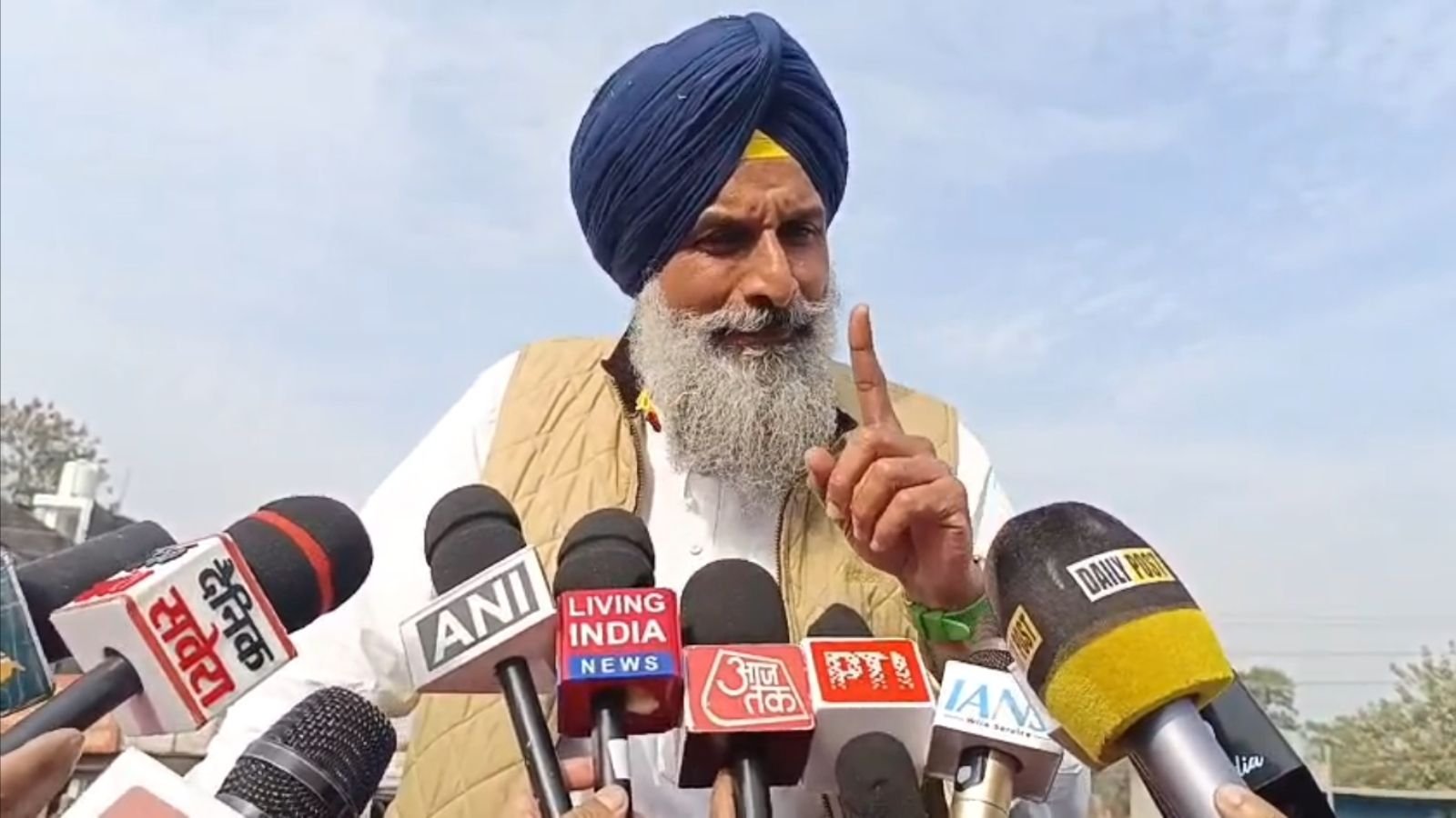 पंजाब में लोकतंत्र खत्म! मजीठिया ने लक्की ओबरॉय मर्डर पर मान सरकार को घेरा; देखें Video