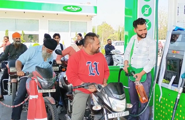 ईरान-इज़रायल जंग का भारत पर असर! पंजाब में पेट्रोल पंप पर तेल भरवाने के लिए लगी भीड़