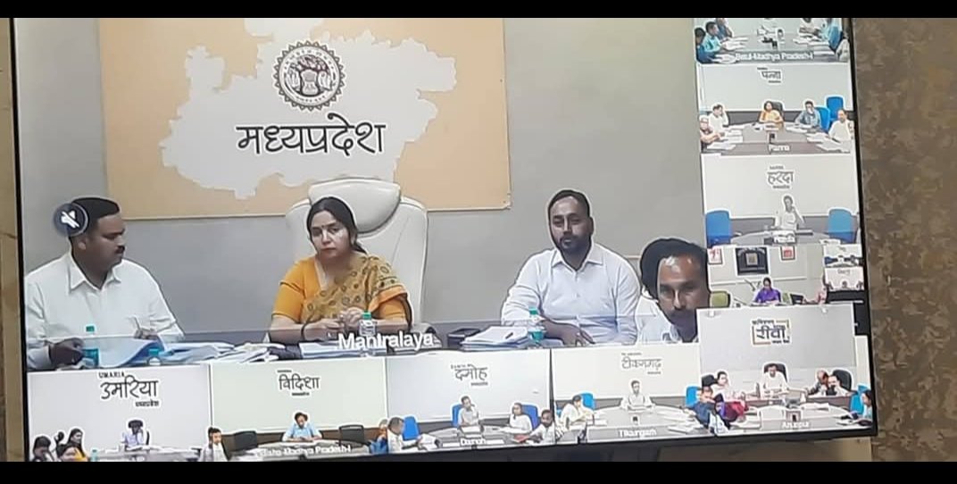 अपर मुख्य सचिव खाद्य श्रीमती रश्मि अरूण शमी ने वीडियो कान्फ्रेंसिंग से समर्थन मूल्य पर गेंहू उपार्जन की तैयारियों तथा खाद्यान्न वितरण की समीक्षा के दौरान दिए निर्देश...    किसानों द्वारा दर्ज रकबे का शत-प्रतिशत सत्यापन कराएं.    खाद्यान्न का माह की 20 तारीख तक शत-प्रतिशत वितरण कराएं.