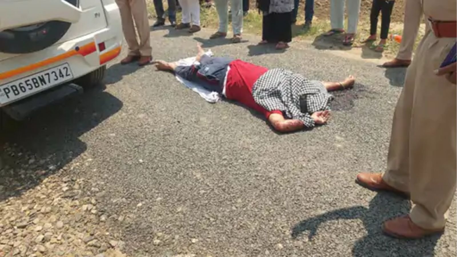 पंजाब में बेटी को ट्यूशन छोड़ने गए शिक्षक की हत्या, सड़क पर बिखरा मिला शव