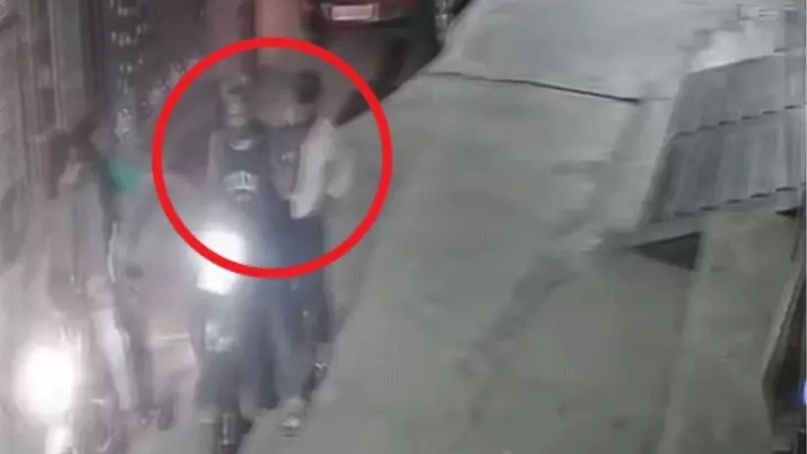 जालंधर में बाइक-स्कूटी पर पहुंचे 4 युवक, हथियार लेकर कॉलोनी में घूमते हुए कैमरे में हुए कैद