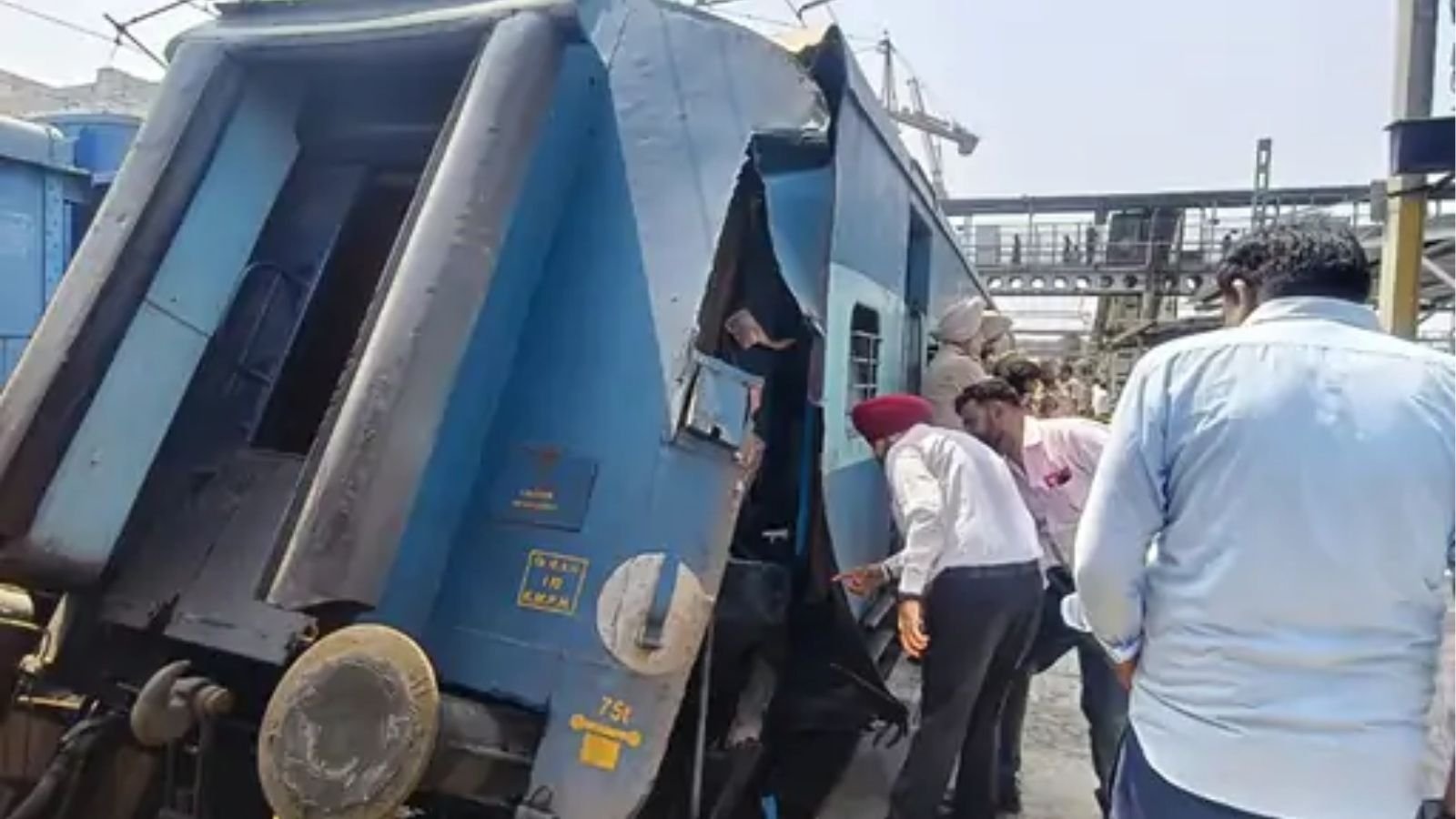 लुधियाना रेलवे स्टेशन पर धमाका! ट्रेन के 2 डिब्बे हुए अलग