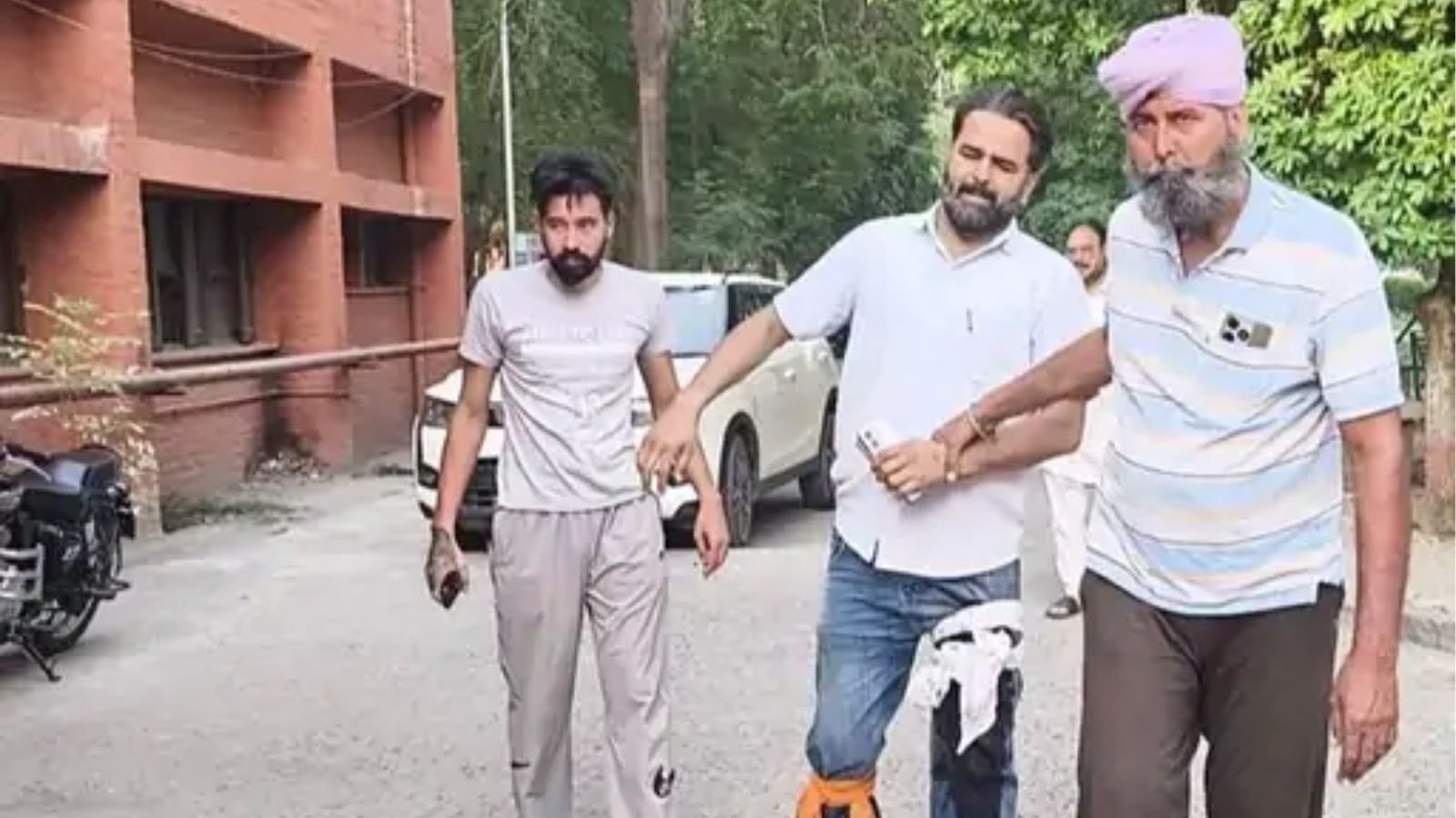  बटाला में दिनदहाड़े AAP सरपंच पर फायरिंग, हमलावरों की तलाश में जुटी पुलिस