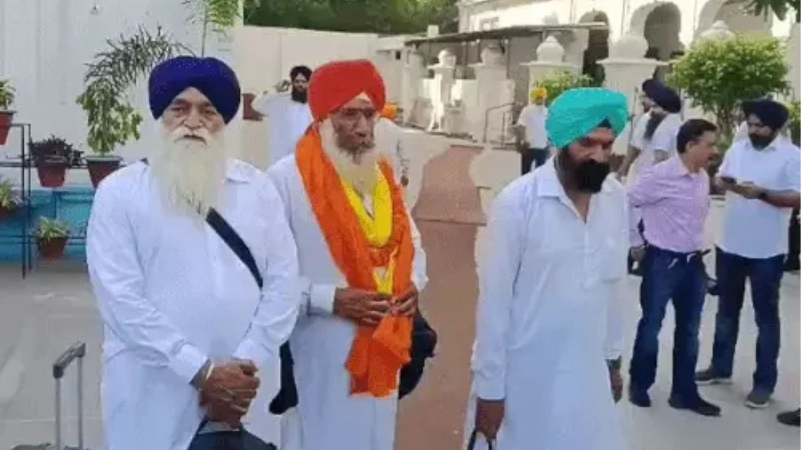 गुरु अर्जन देव जी के शहीदी दिवस पर पाकिस्तान रवाना हुआ श्रद्धालुओं का जत्था