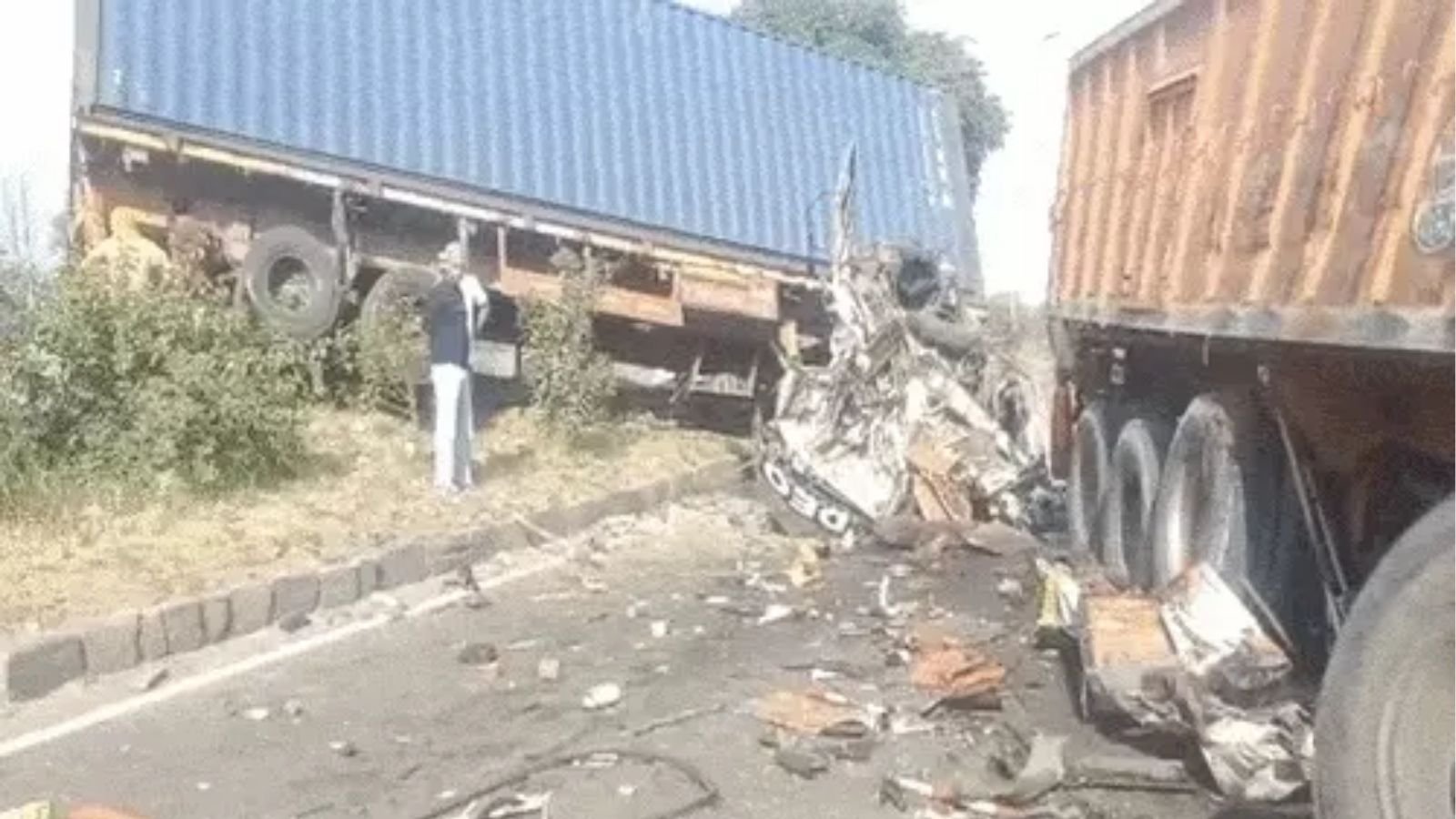 Eastwood Village के सामने बड़ा हादसा, कंटेनर और टिप्पर की टक्कर में 4 घायल