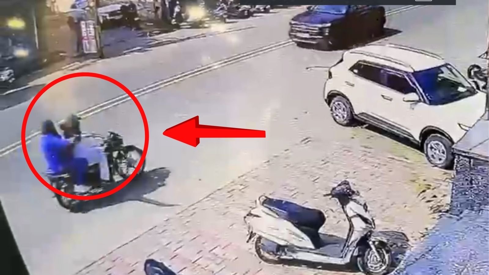 जालंधर में बेखौफ बदमाशों का आतंक, इस शोरूम पर फायरिंग कर हुए फरार; देखें Video