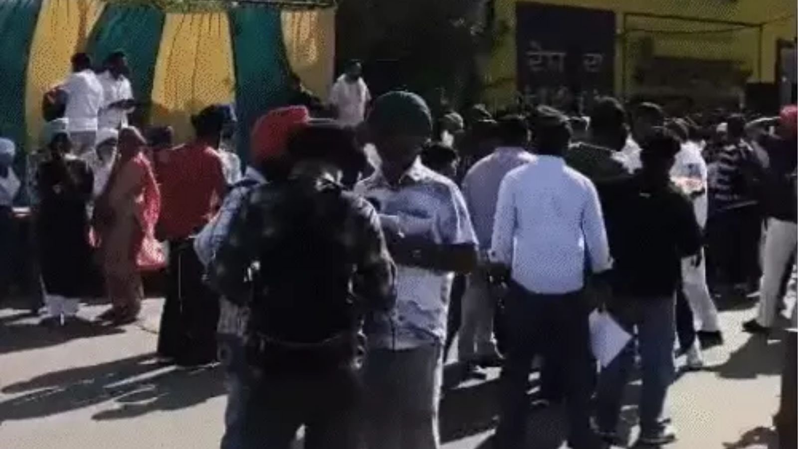 अमृतसर में कॉकरोच जनता पार्टी का प्रदर्शन, धर्मेंद्र प्रधान के इस्तीफे की मांग