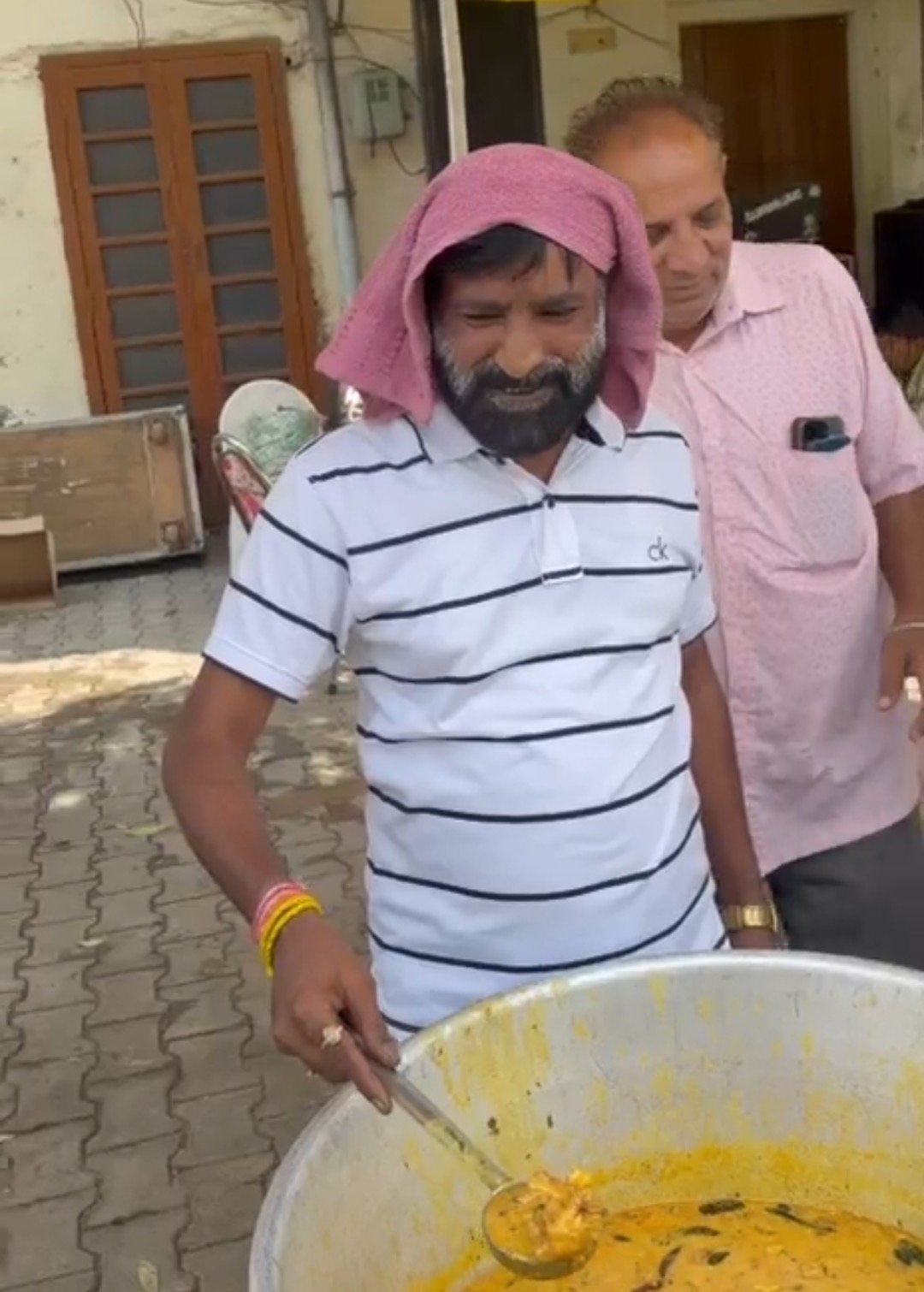 ਠੇਕੇਦਾਰ ਸਤਪਾਲ ਗਿੱਲ ਦੇ ਪਰਿਵਾਰ ਨੇ ਸ੍ਰੀ ਗੁਰੂ ਰਵਿਦਾਸ ਚੌਕ ਵਿਖੇ  ਸਲਾਨਾ ਲੰਗਰ ਲਗਾਇਆ ।