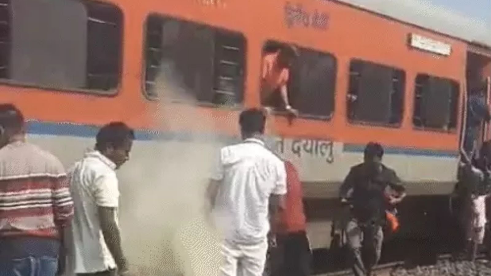 रणथंभौर एक्सप्रेस के जनरल कोच से उठा धुआं, यात्रियों में मची अफरा-तफरी