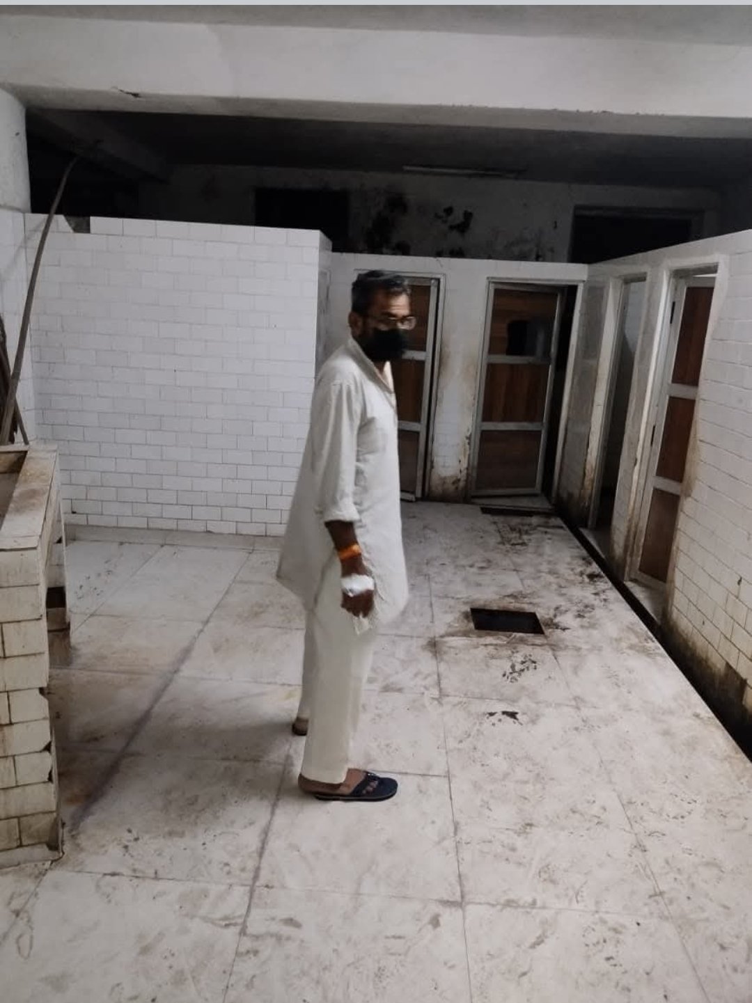 सर्पदंश पीड़ित को 5 घंटों नहीं मिला बेड, अस्पताल व्यवस्था पर उठे सवाल