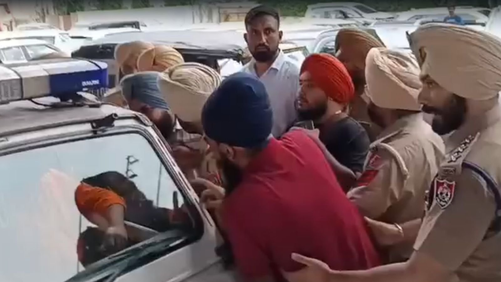 पंजाब में शिवसेना नेता की पायलट गाड़ी का शीशा टूटा, निहंगों ने किया विरोध