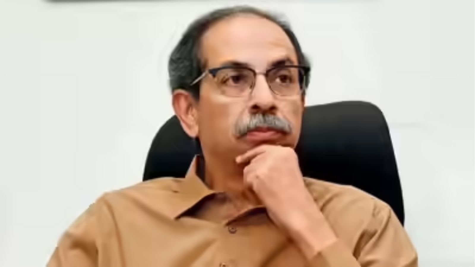 महाराष्ट्र की राजनीति में बड़ा उलटफेर, उद्धव गुट के सांसदों ने थामा शिंदे का दामन