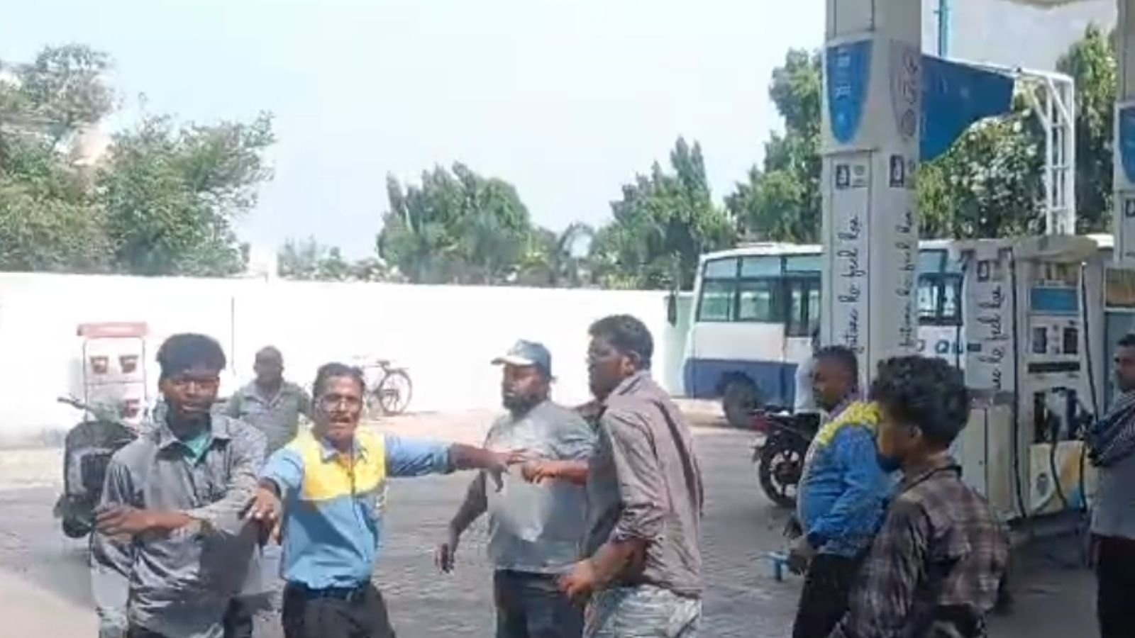 जालंधर में 30 रुपए के पेट्रोल को लेकर बवाल, पंप कर्मचारी से मारपीट; CCTV में कैद हुई घटना
