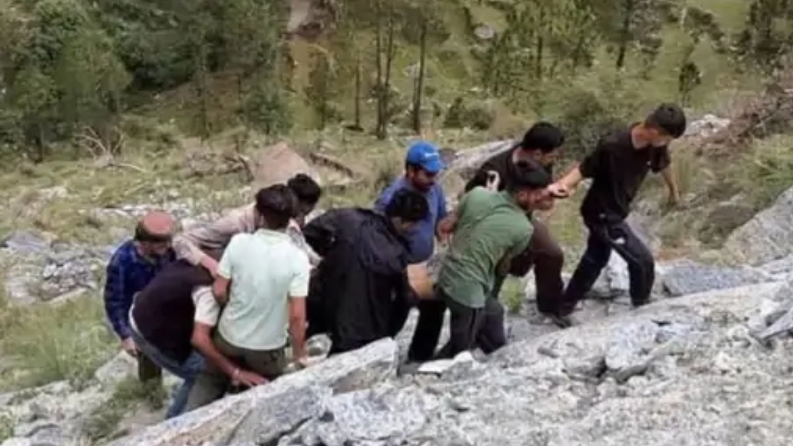 'सामने देखो मेरा ननिहाल...' कहने के 2 सेकेंड बाद खाई में गिरी गाड़ी, वायरल हुआ आखिरी वीडियो