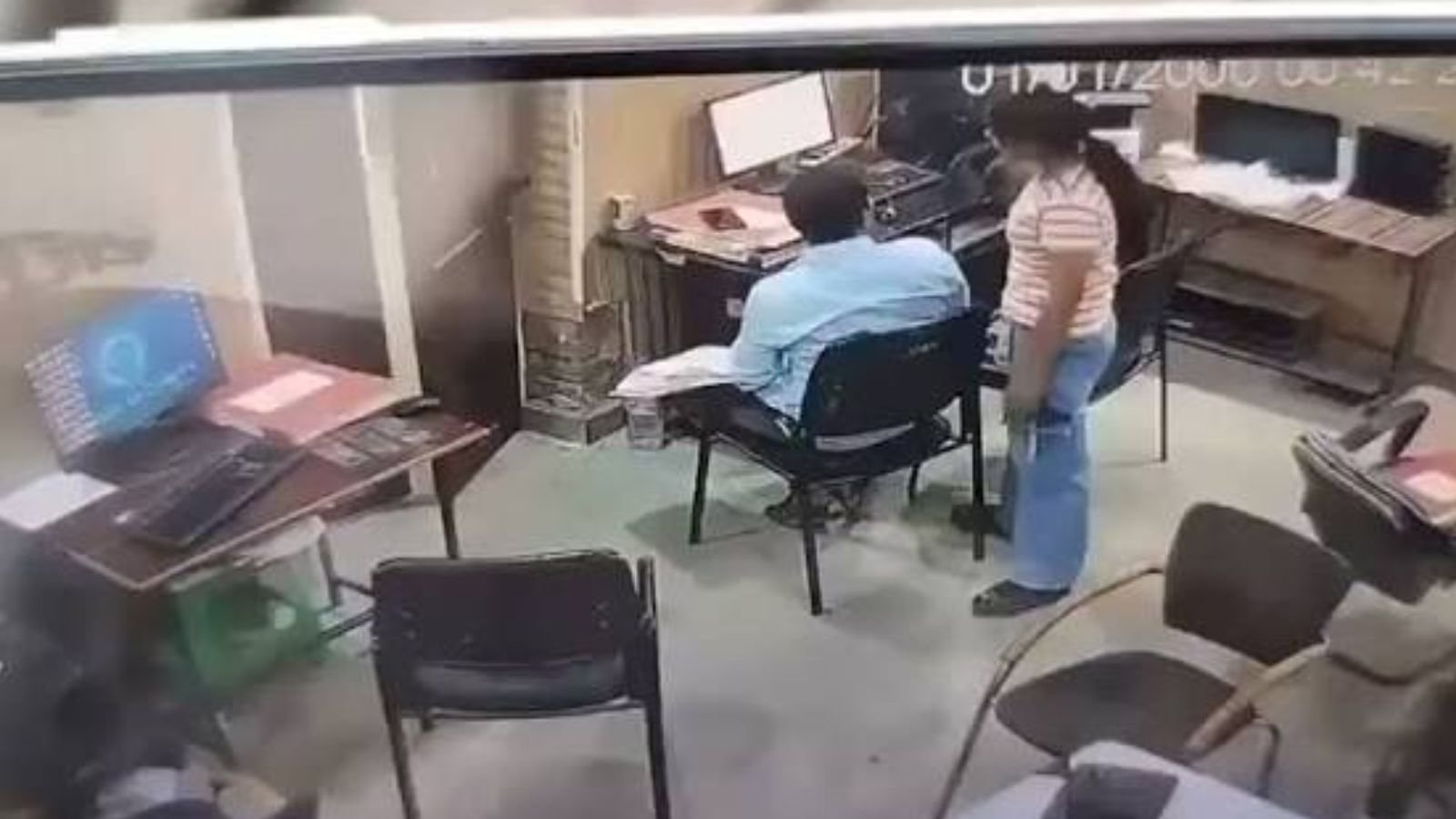 महिला सिपाही और मुंशी का वीडियो वायरल, पुलिस प्रशासन ने लिया एक्शन