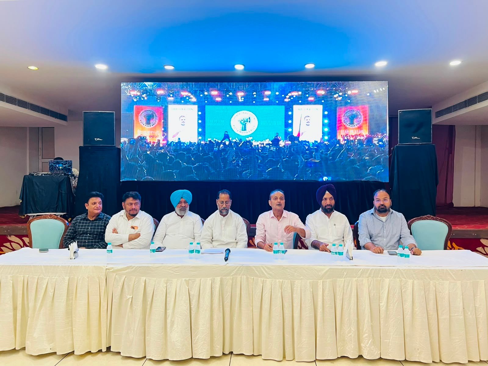 ਜਲੰਧਰ ਸ਼ਹਿਰੀ ਅਤੇ ਦਿਹਾਤੀ ਕਾਂਗਰਸ ਵਲੋਂ NEET  ਦਾ ਪੇਪਰ ਲੀਕ ਹੋਣ ਸਬੰਧੀ ਇਕ ਮੀਟਿੰਗ ਵ੍ਹਾਈਟ ਡੀਏਮੰਡ ਰਿਸੋਰਟ ਵਿੱਚ ਕੀਤੀ ਗਈ |