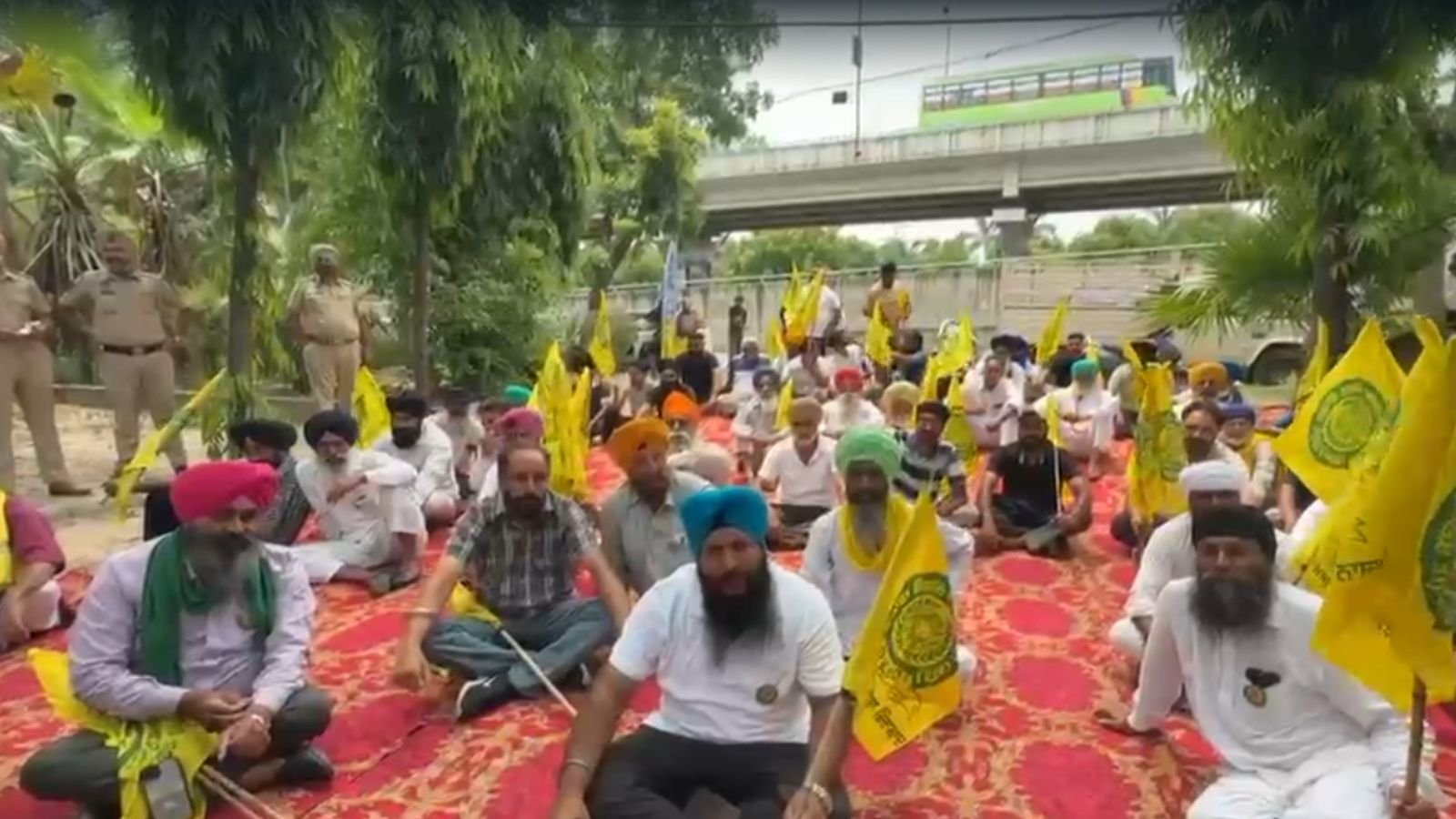 खेतों तक नहीं पहुंच रहा पानी, बिजली कटौती के खिलाफ जालंधर में किसानों का प्रदर्शन