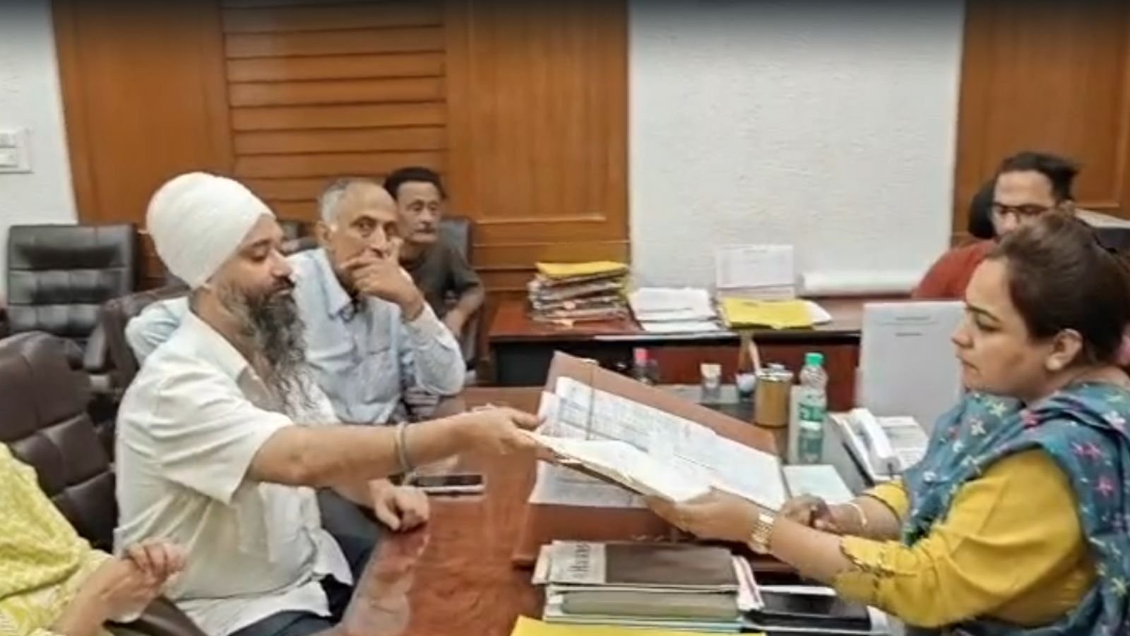 बिना अनुमति बोरवेल का आरोप, पटेल अस्पताल के खिलाफ स्थानीय लोगों का विरोध