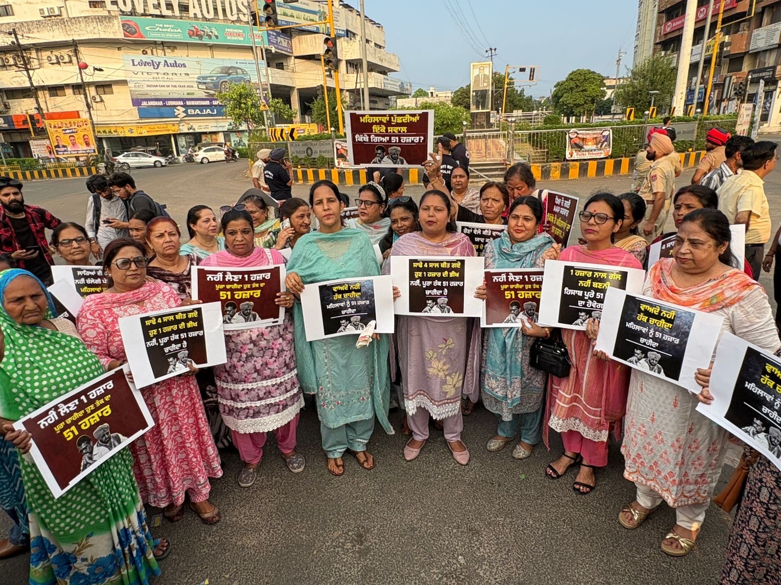 भारतीय जनता पार्टी महिला मोर्चा जालंधर शहरी द्वारा आज स्थानीय डॉ. भीमराव अंबेडकर चौक में पंजाब की भगवंत मान सरकार के खिलाफ जोरदार धरना-प्रदर्शन किया 