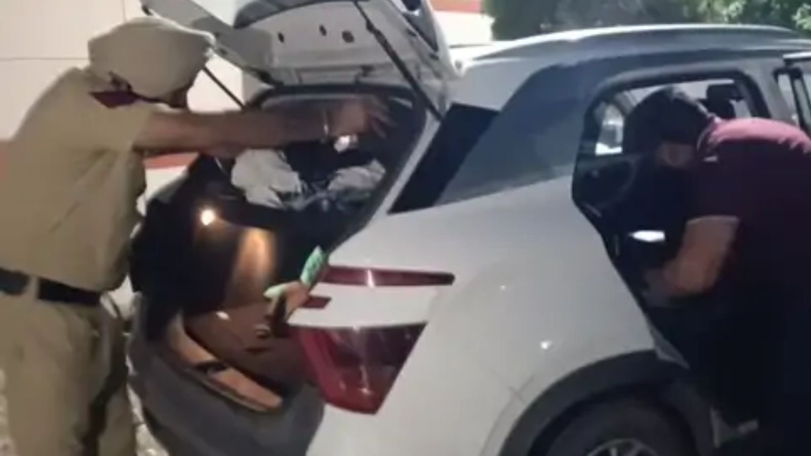 श्रीनगर घूमने जा रहे थे युवक, गुरदासपुर में 62 लाख कैश के साथ पकड़े गए