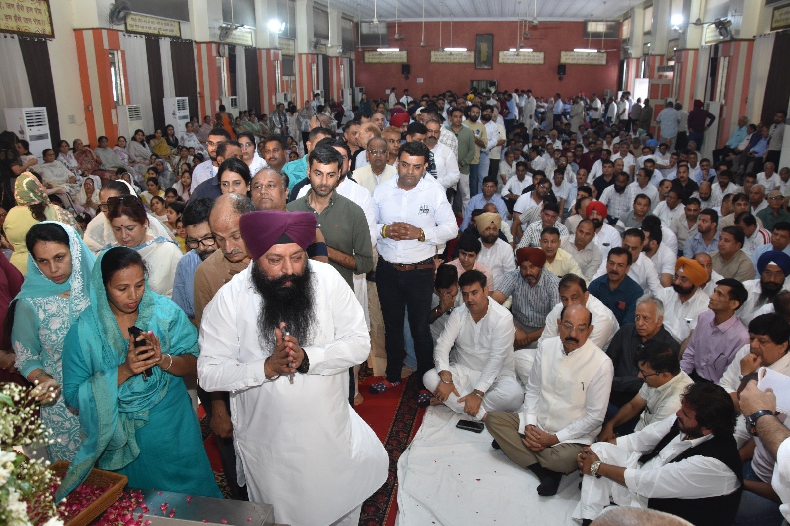ਮੇਅਰ ਵਨੀਤ ਧੀਰ ਦੀ ਮਾਤਾ ਆਸ਼ਾ ਧੀਰ ਦੀ ਰਸਮ ਕਿਰਿਆ ਵਿੱਚ ਹਜ਼ਾਰਾਂ ਦੀ ਗਿਣਤੀ ਵਿੱਚ ਲੋਕ ਸ਼ਾਮਲ ਹੋਕੇ ਸ਼ਰਧਾਂਜਲੀ ਭੇਟ ਕੀਤੀ ।