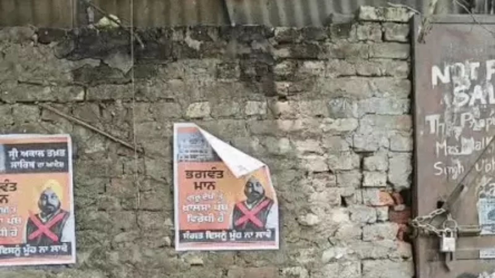 जालंधर में मुख्यमंत्री भगवंत मान के खिलाफ लगे विवादित पोस्टर, पुलिस जांच में जुटी